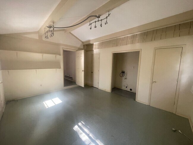Building Photo - 3 Bedroom Duplex