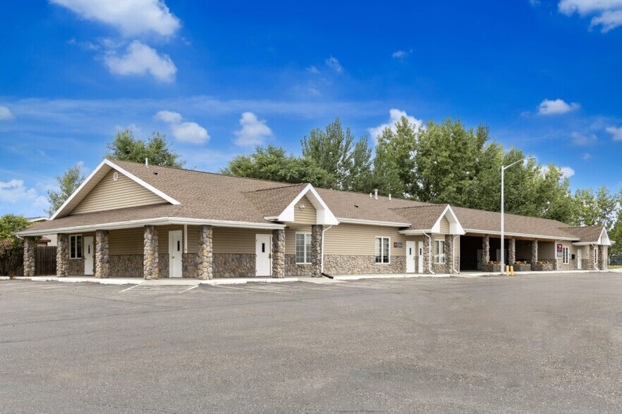 Building Photo - 16 Rainier St N