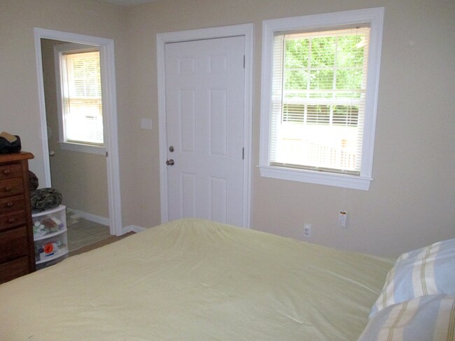 Building Photo - 240 Fresno Dr