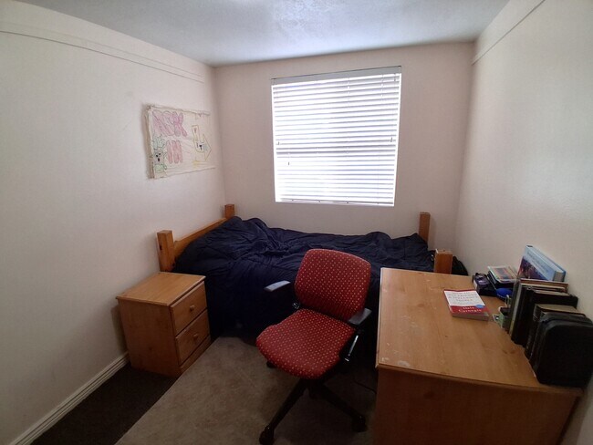 Building Photo - 652 E 700 N