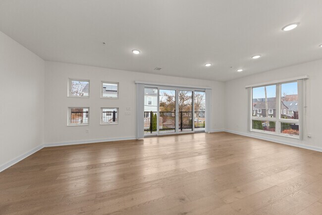 Building Photo - 462 W Stadium Blvd