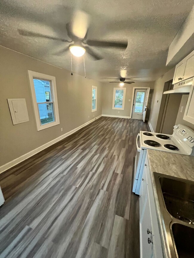 Building Photo - Newly Remodeled Cozy 2-Bedroom Home in Lou...