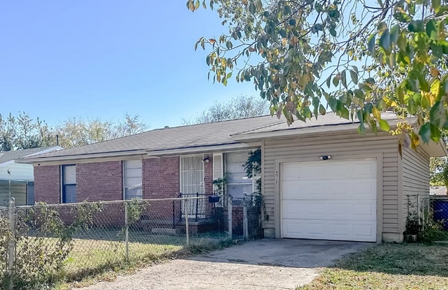 Building Photo - 3 bed/1 bath!