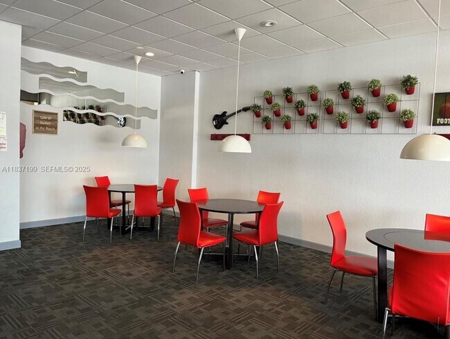 Building Photo - 400 Kings Point Dr