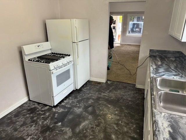 Kitchen (2) - 1000 S Denver St