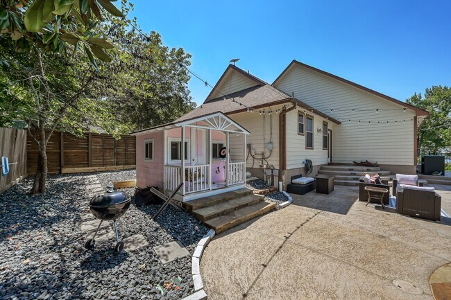 Building Photo - 13847 Pkwy Manor Dr