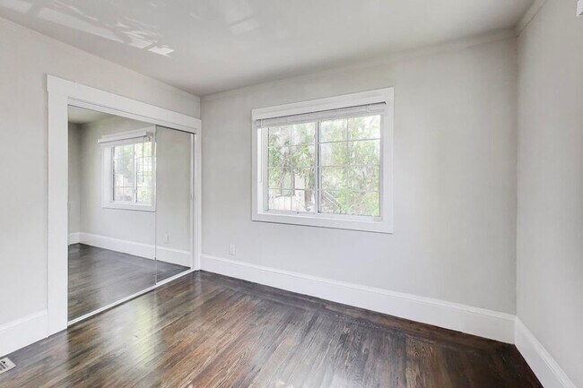 Building Photo - 825 55th St