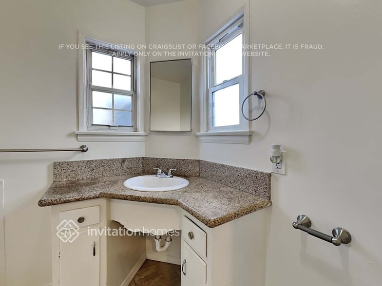 Building Photo - 1500 W 96th St