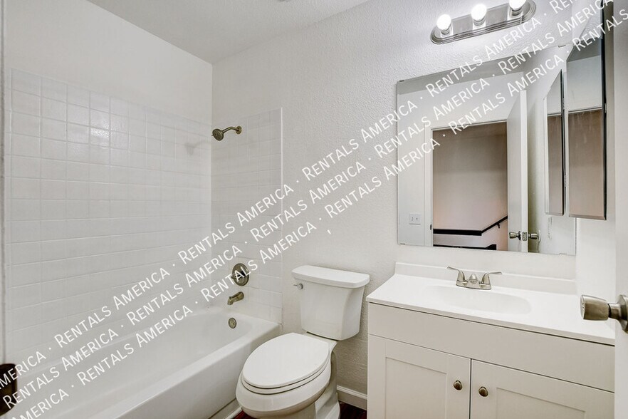 Building Photo - 3411 Center Dr