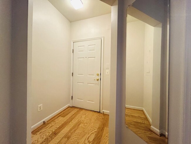 Building Photo - 1-Bed, 1-Bath Modern Condo with Balcony and Off-Street Parking