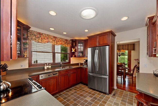 Building Photo - 933 Shambliss Ln
