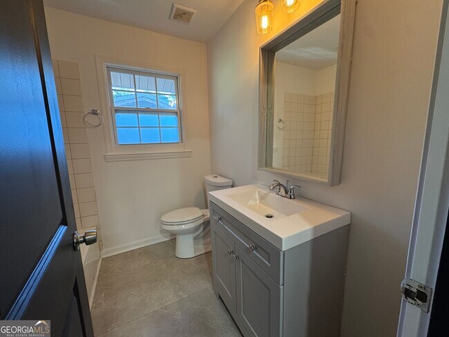 Building Photo - 995 Fleetwood Cir SW