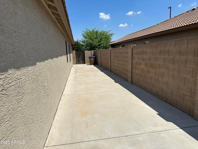 Building Photo - 2011 W Sunshine Butte Dr