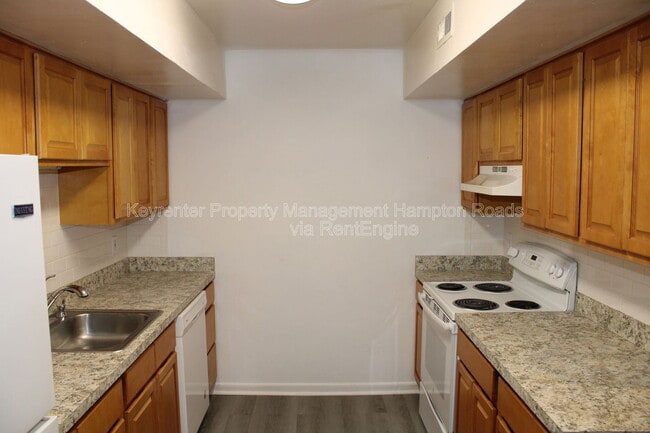 Building Photo - 5776 W Hastings Arch