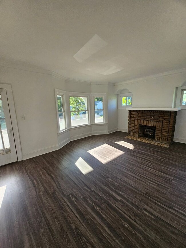 Building Photo - Newly Updated 2 Bedroom Unit