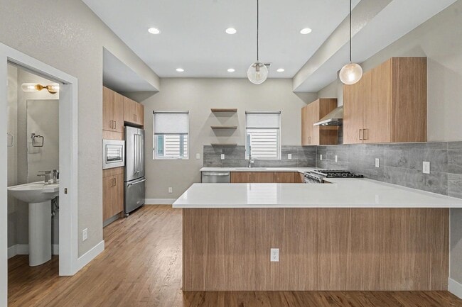 Building Photo - 2 Bed, 1 Bath Townhouse with Roof Top Deck