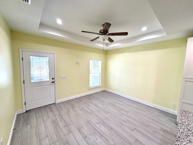 Building Photo - 621 E Virginia Ave