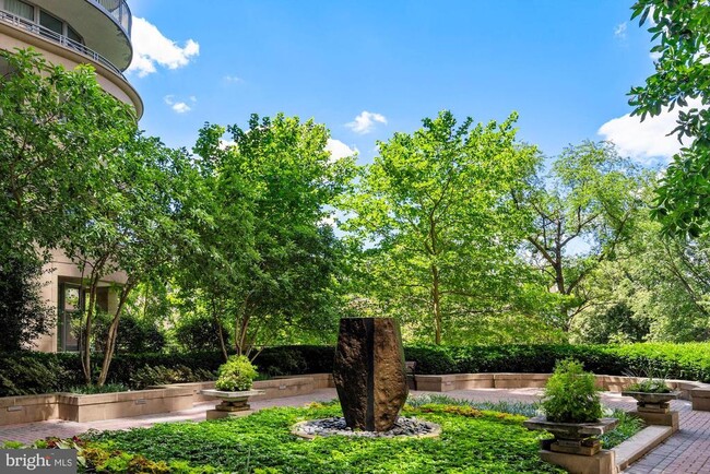 Building Photo - 8220 Crestwood Heights Dr