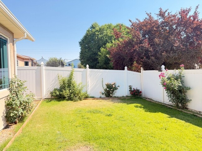 Building Photo - GORGEOUS 3Bed 2Bath 3Car Garage in NorthEast GJ!!!!!
