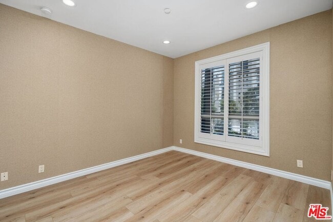 Building Photo - 117 S Clark Dr