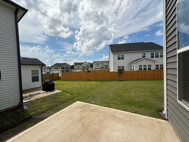 Building Photo - Stunning New 5BD, 5BA Garner Home with Lux...
