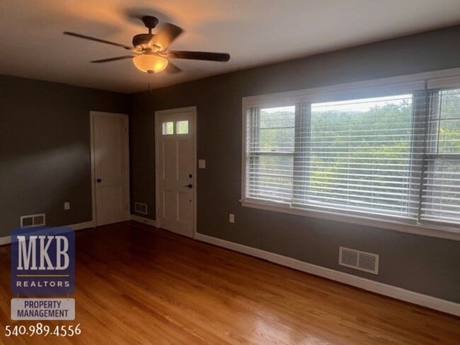 Building Photo - 2-Possibly 3 Bedroom completly remodeled h...