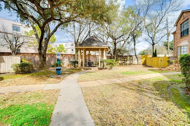 Building Photo - 2255 Braeswood Park Dr