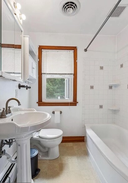 Full bathroom (first floor) - 324 Woodland View Dr