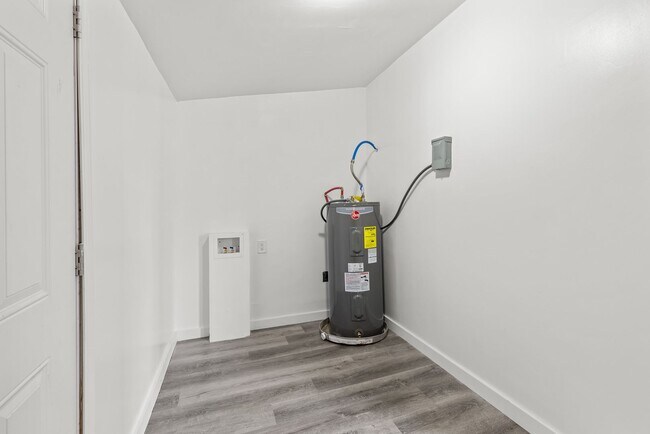 Building Photo - Charming & Newly Renovated 3 Bedroom 2 Bat...