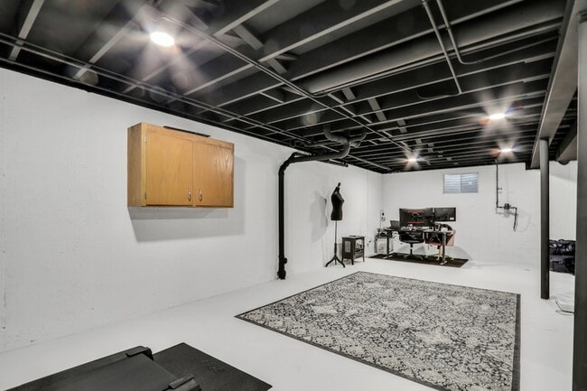 Building Photo - 658 White Ct