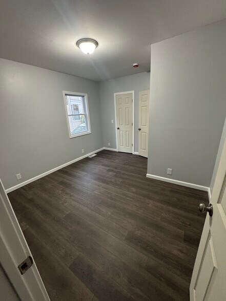 Building Photo - 240 College St