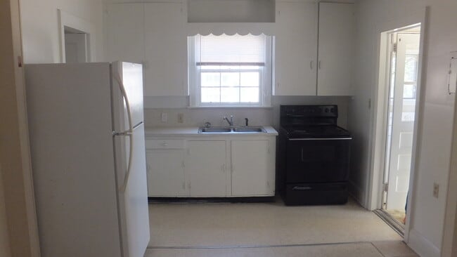 Building Photo - Two bedroom in great location