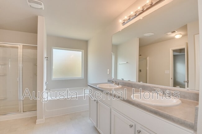 Building Photo - 301 Claudia Dr