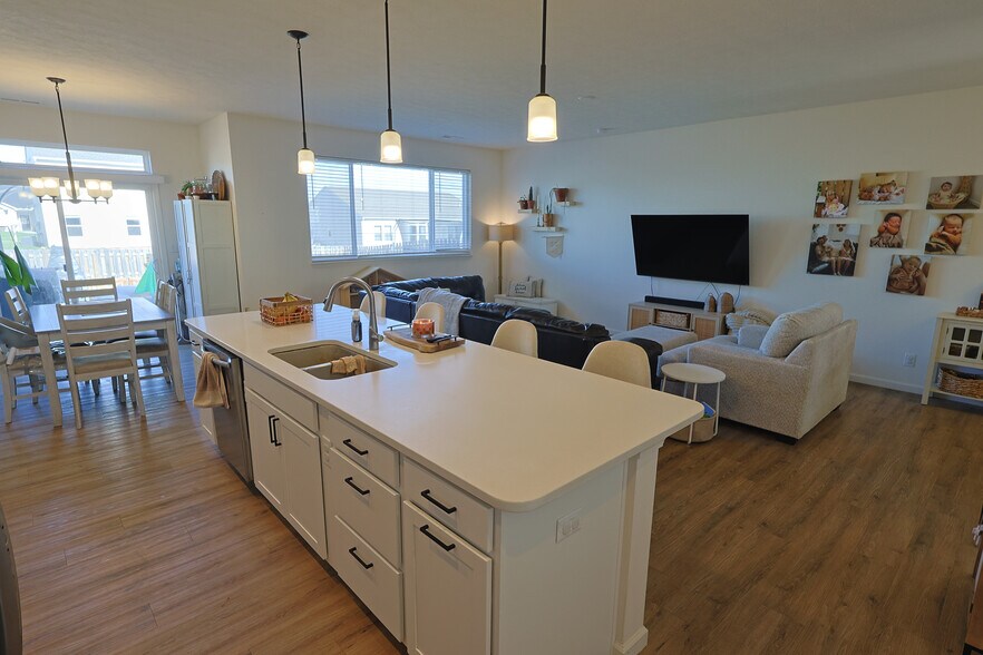 Building Photo - 1158 Thorny Ln