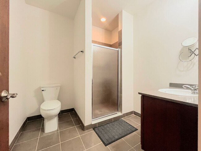 Building Photo - Beautiful 2 Bed/2 Bath Condo for Rent in D...