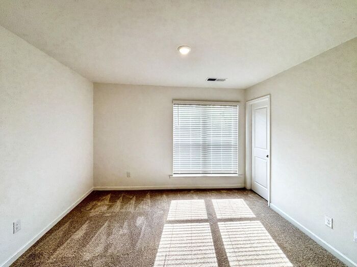 Building Photo - 208 Asbury Oak Ln