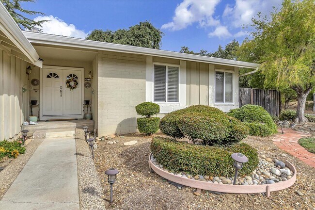 Building Photo - Great Location! Great Schools! Month to Mo...