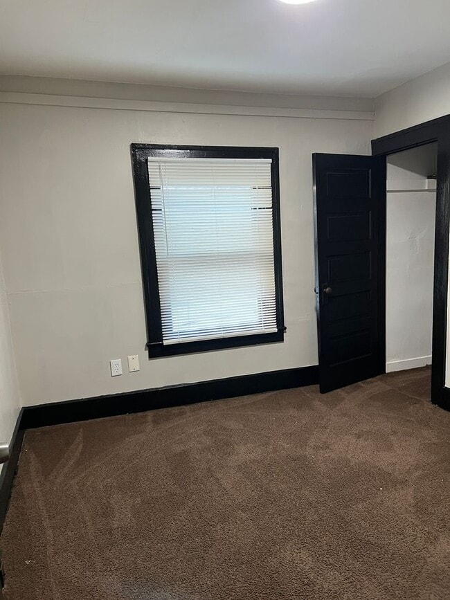 Building Photo - 1247 W Lee St