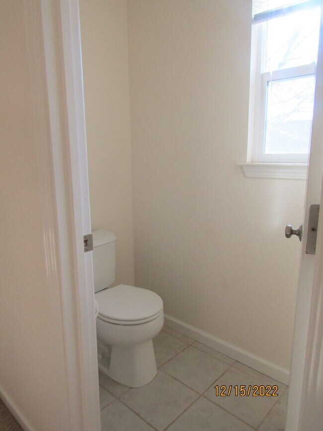 Building Photo - Great 3 bed 2.5 bath single family home in Windsor! Brand New Flooring and Paint!