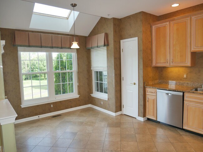 Building Photo - Gorgeous Former Model 4 Bed 2.5 Bath Townh...