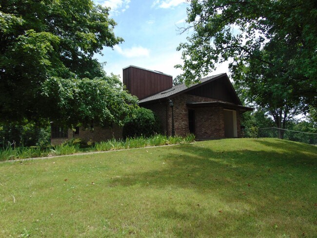 Building Photo - Amazing 3 Bed 2 Bath Country Home With Fabulous Views!