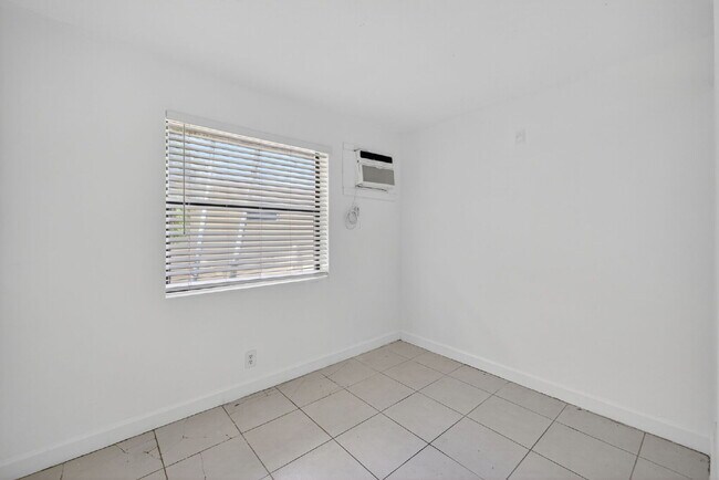 Building Photo - Bright & Modern 1-Bedroom Apartment in Prime Oakland Park Location