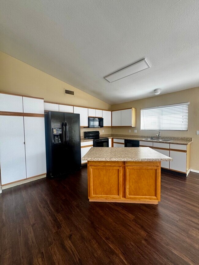 Building Photo - FOR RENT