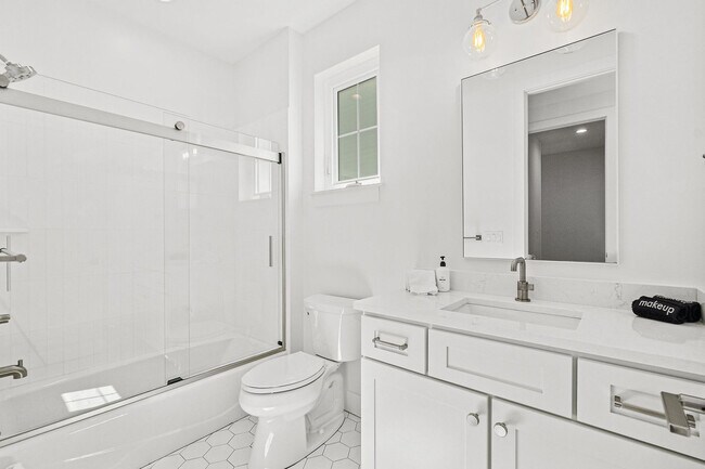 Building Photo - 105 8th St