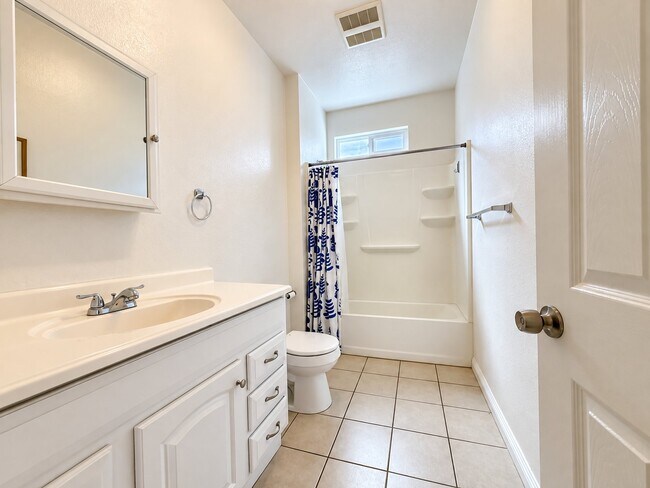 Building Photo - 3013 Somerset Dr