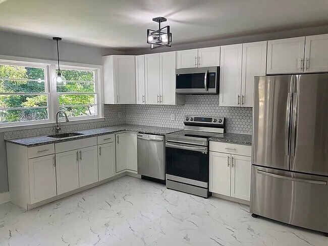 Building Photo - Peaceful home in Forest Acres!