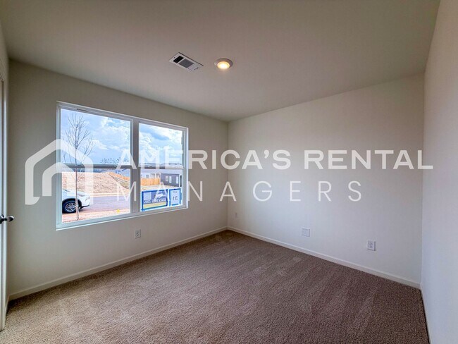 Building Photo - Available NOW! Spacious 5-Bedroom Single Level Home!