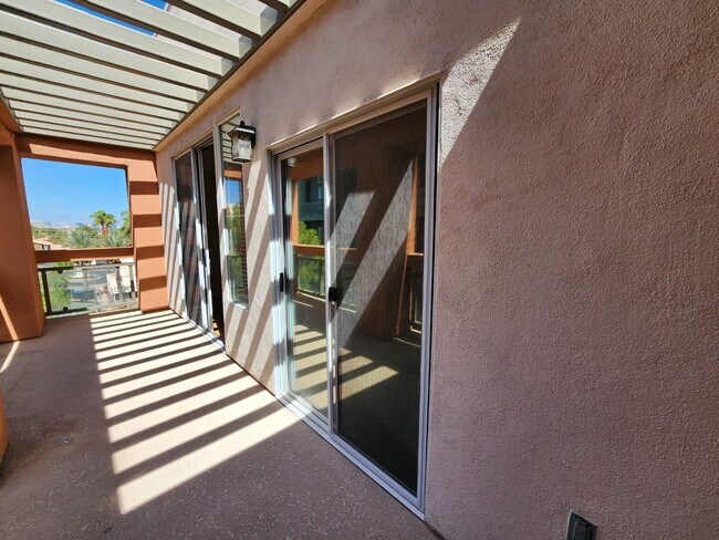 Building Photo - Luxury Mid-rise Condo unit  located on the...