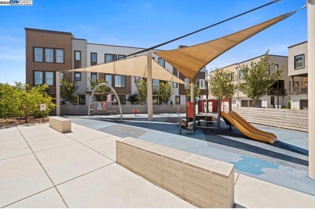 Building Photo - 25350 Parklane Dr