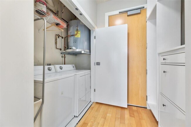 Building Photo - 603 Davis St